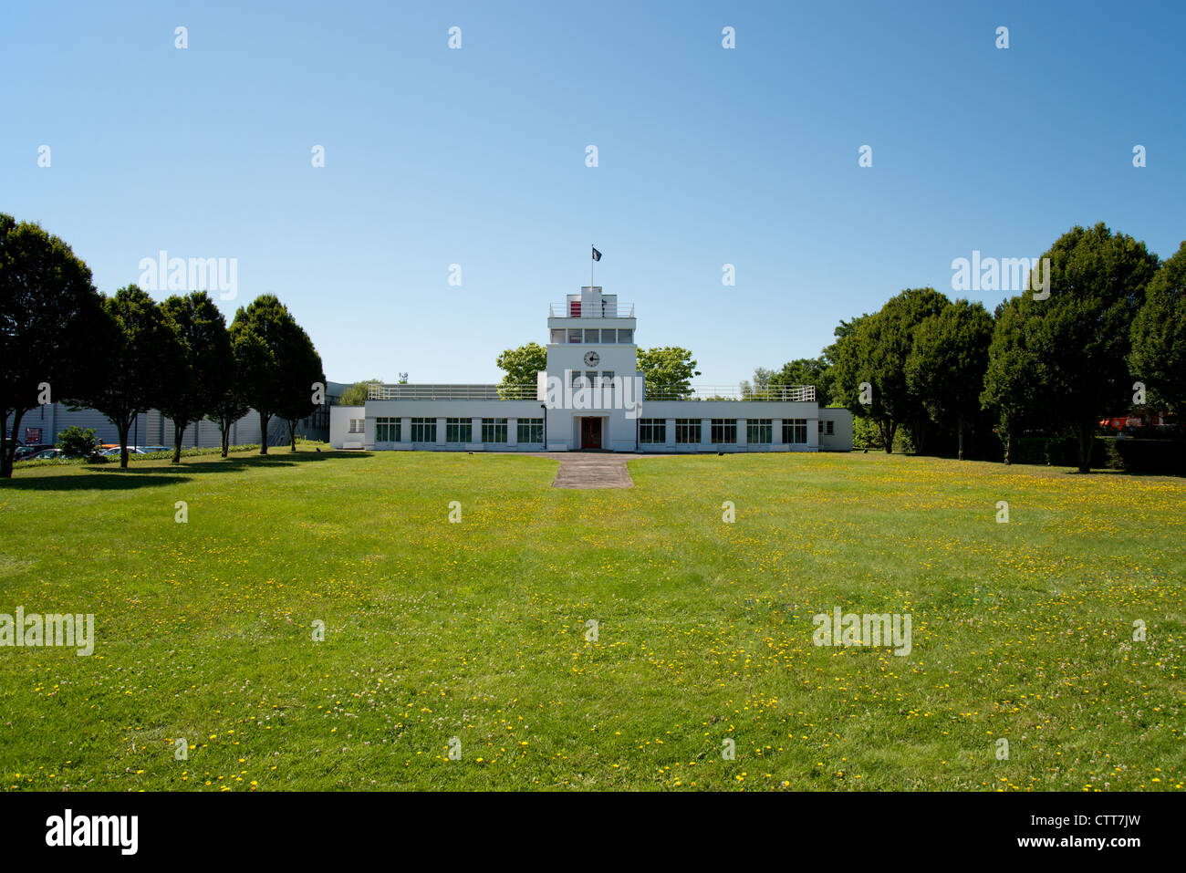 Ex art deco, airfield torre di controllo (ora uffici), Brooklands, Weybridge, Surrey, England, Regno Unito Foto Stock