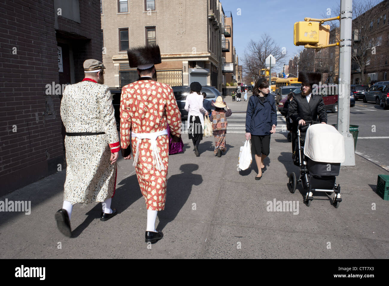 Gli Ebrei religiosi celebrano la festa di Purim nel Parco di Borough sezione di Brooklyn, New York. Foto Stock