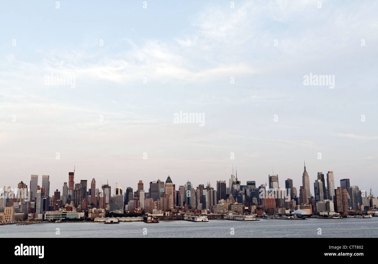 Vista di Midtown Manhattan, New York City da attraverso il Fiume Hudson da New Jersey. Foto Stock