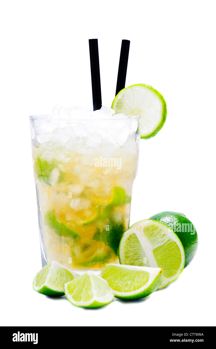 Caipirinha cocktail drink con limette isolato su uno sfondo bianco Foto Stock