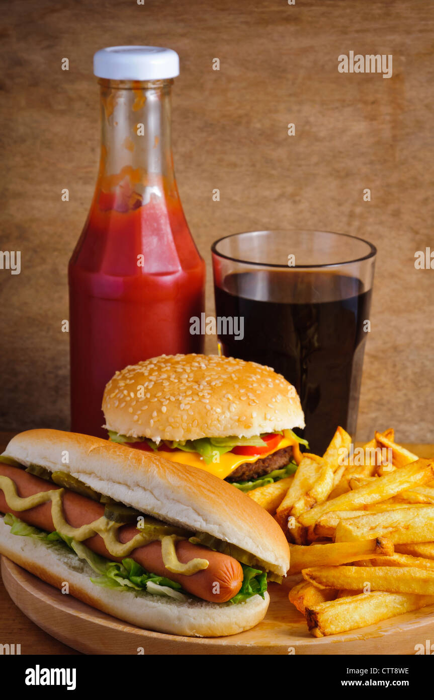 Il fast food con hamburger, hot dog e patatine fritte, ketchup e cola Foto Stock