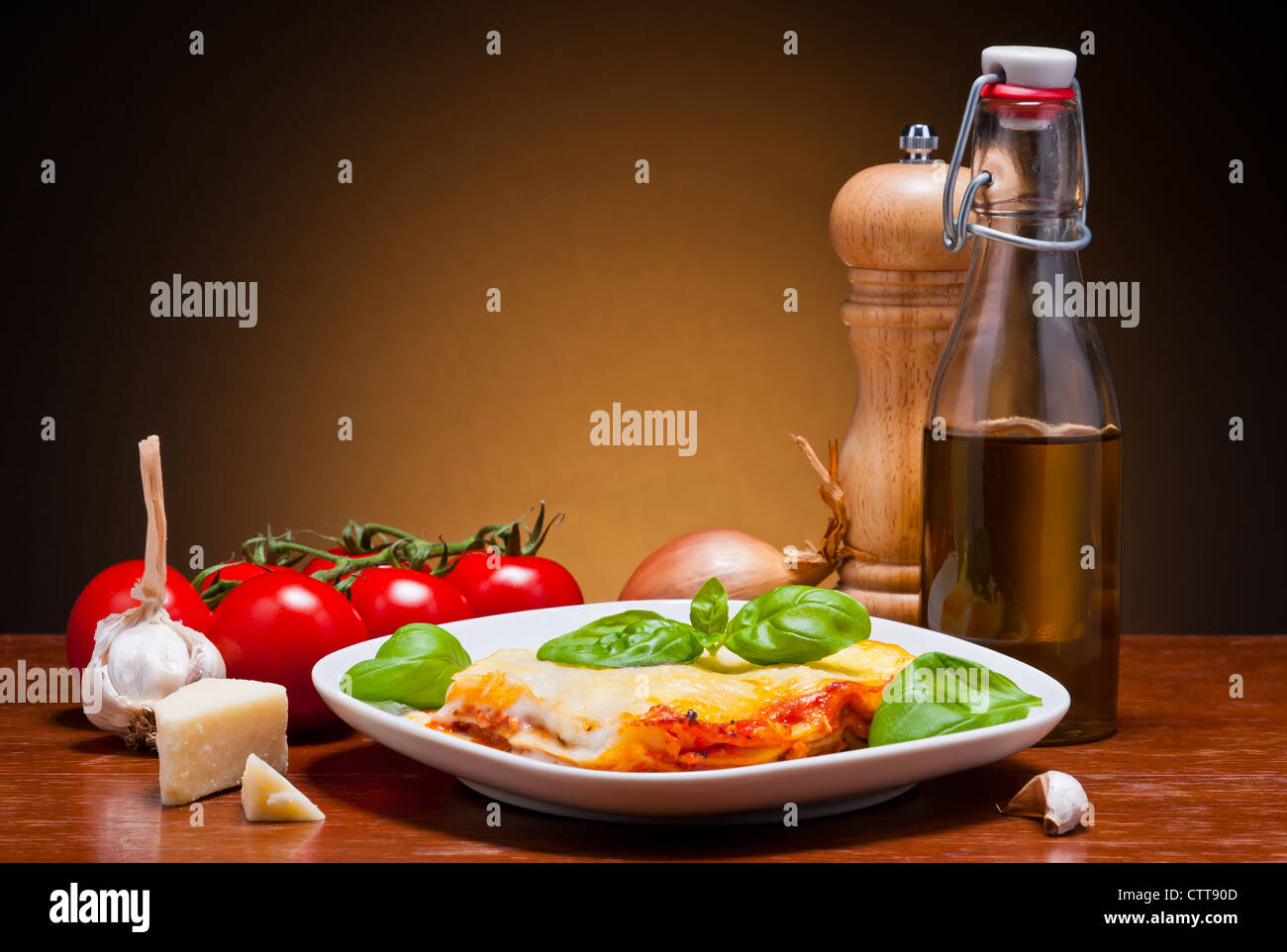Ancora vita con le tradizionali lasagne fatte in casa e gli ingredienti Foto Stock