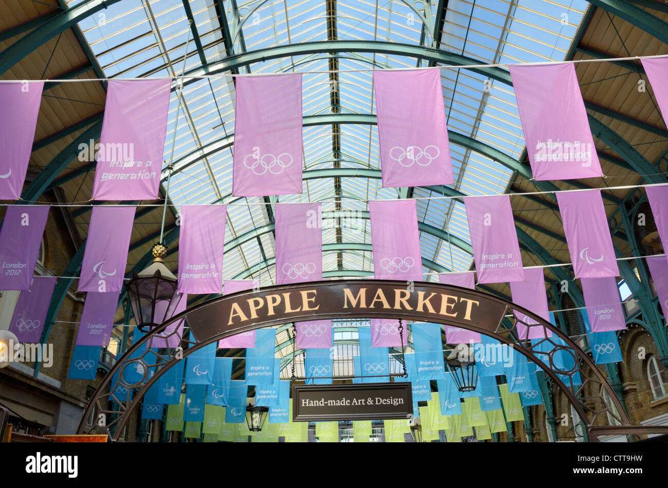 Londra colorata 2012 Olympic bandiere all'interno del mercato di Covent Garden Building, Londra, Regno Unito, Foto Stock