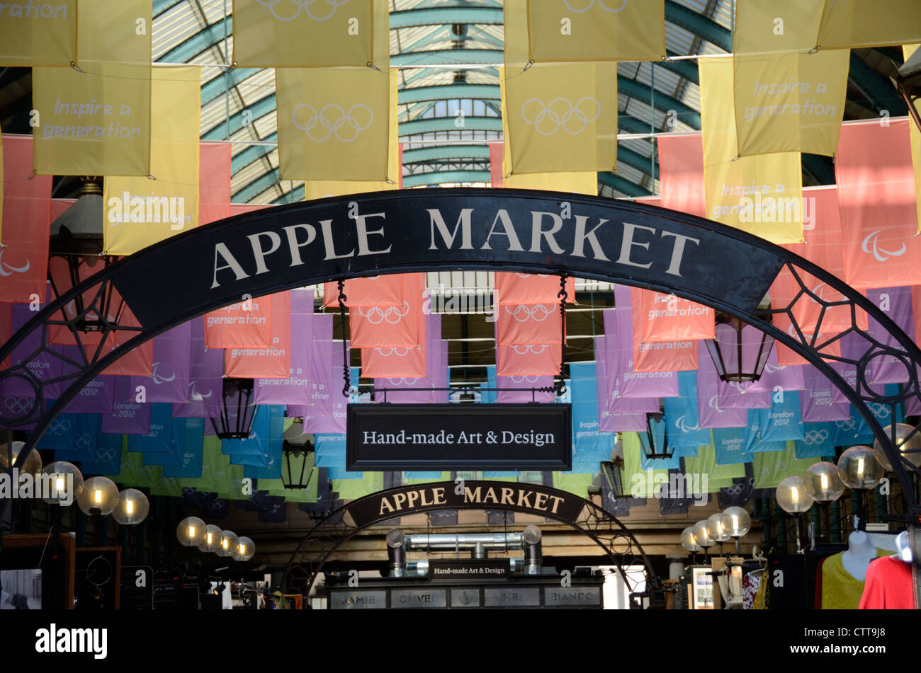 Londra colorata 2012 Olympic bandiere all'interno del mercato di Covent Garden Building, Londra, Regno Unito, Foto Stock