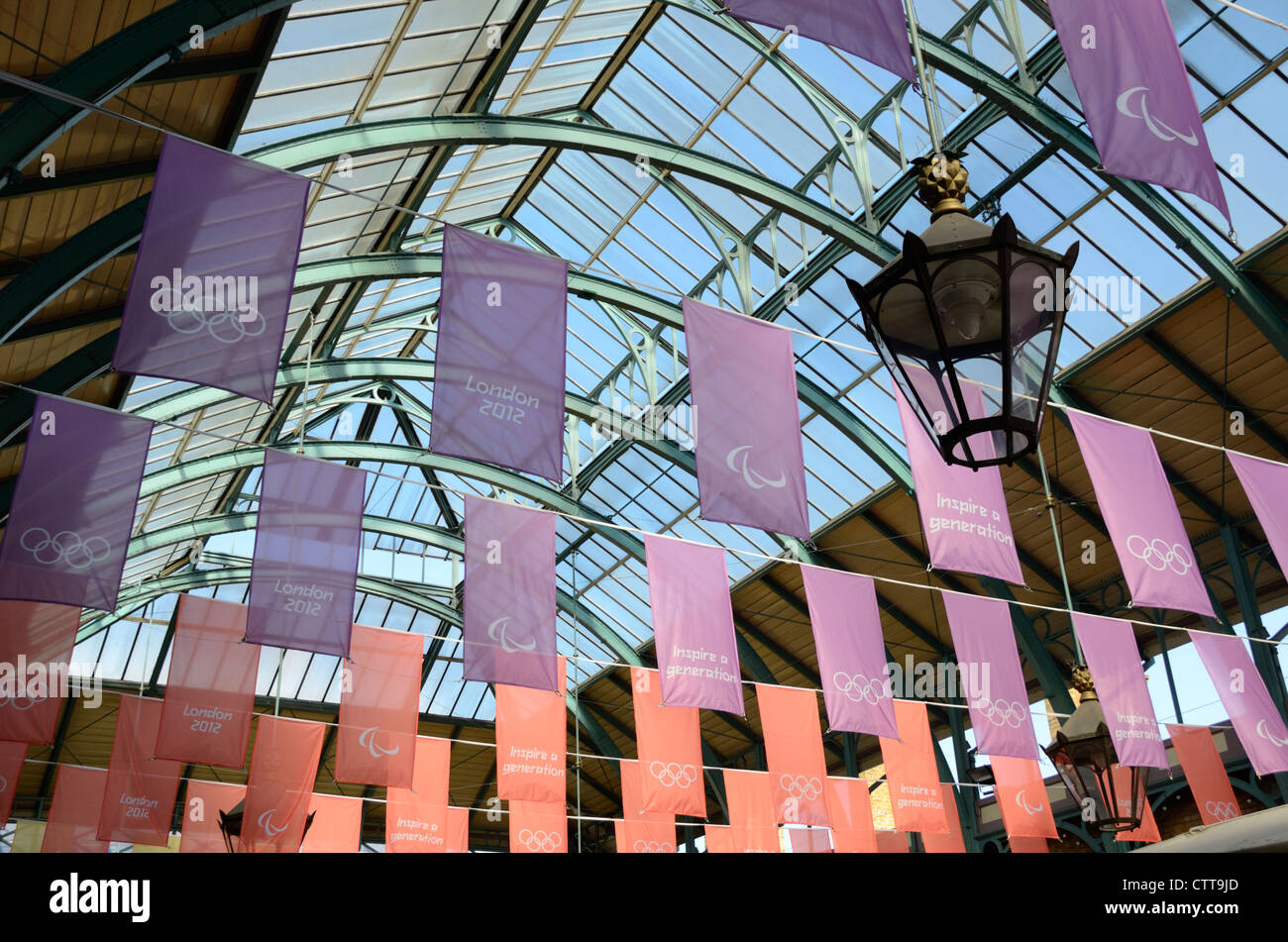 Londra colorata 2012 Olympic bandiere all'interno del mercato di Covent Garden Building, Londra, Regno Unito, Foto Stock