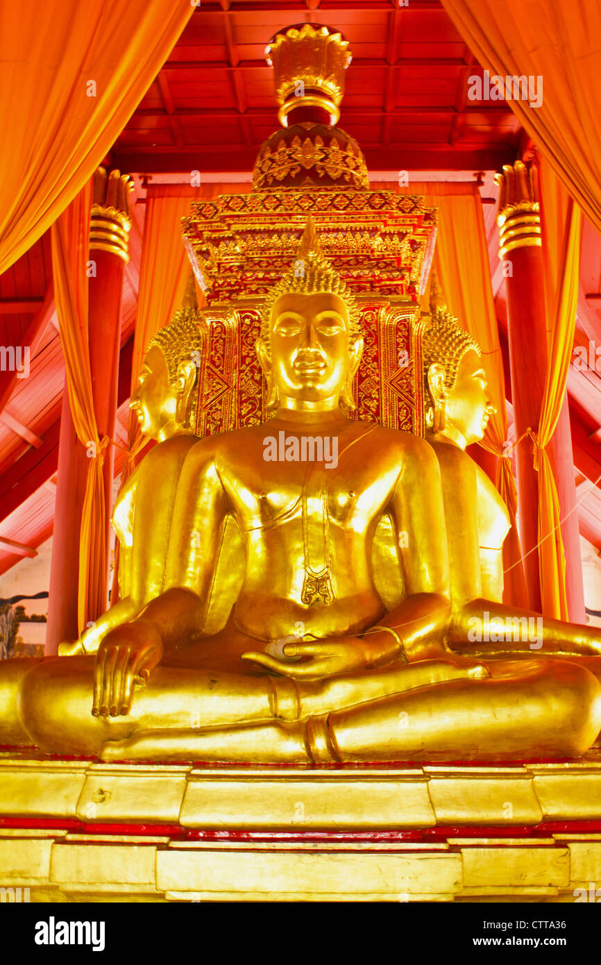 Stock Photo - Porta di sculture in legno di Angelo d'arte, antico tempio nel sud del paese, Thailandia Foto Stock