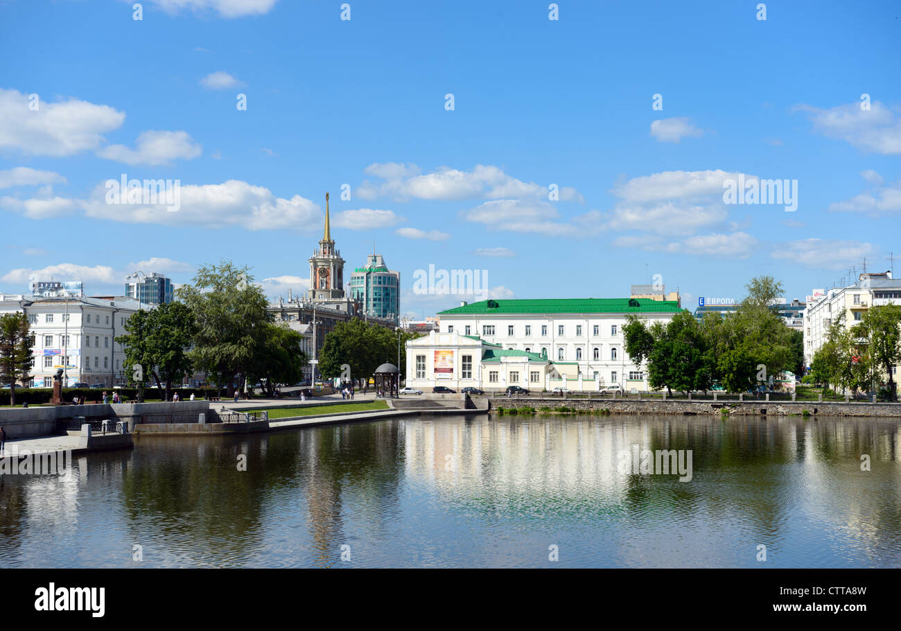 Edificio Hall di Ekaterinburg, Russia. Vista dal laghetto della città Foto Stock