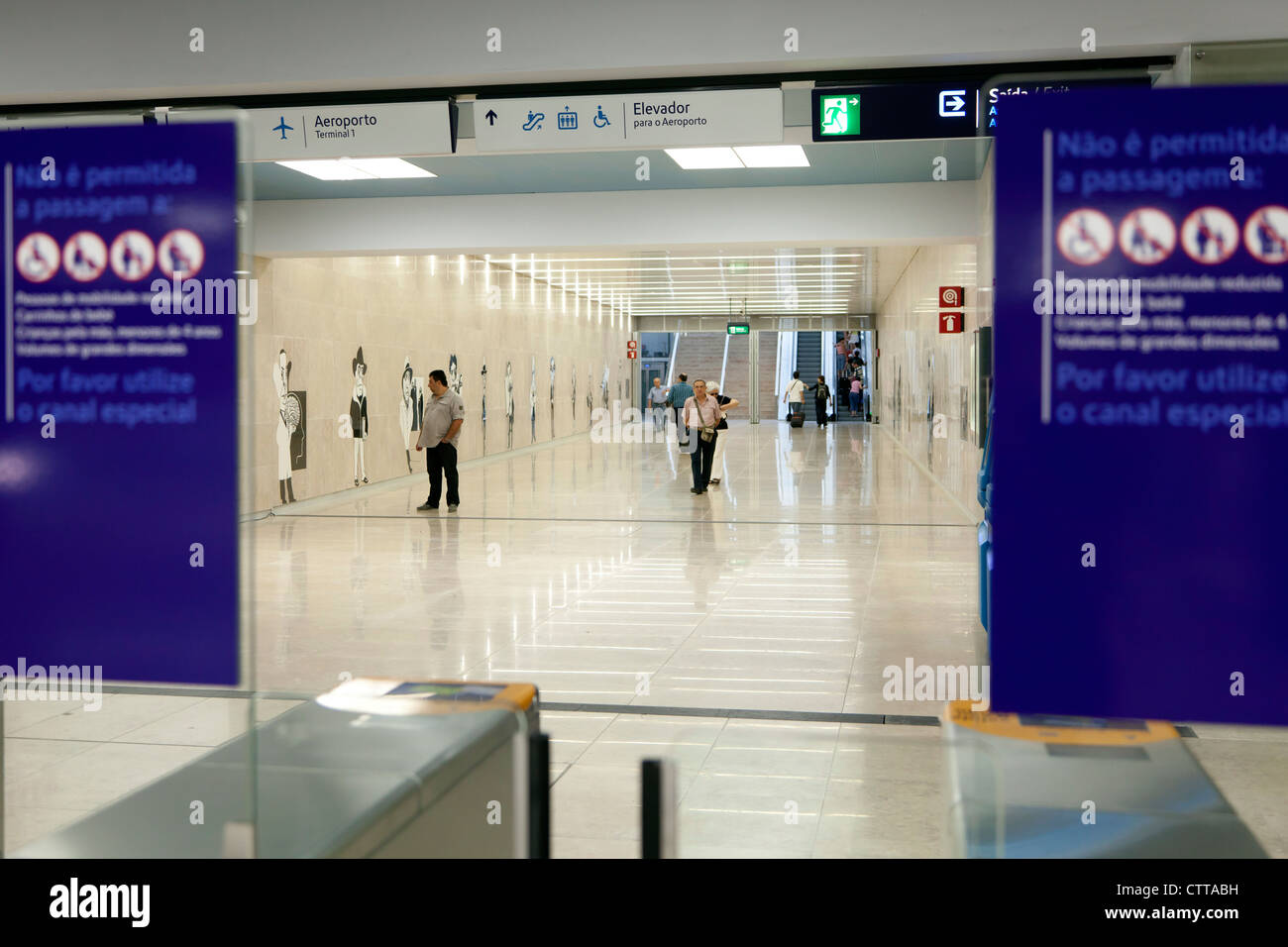 Aeroporto di Lisbona stazione della metropolitana ha aperto di recente nel luglio 2012 che collega l'aeroporto alla capitale Portoghese del mozzo principale Foto Stock