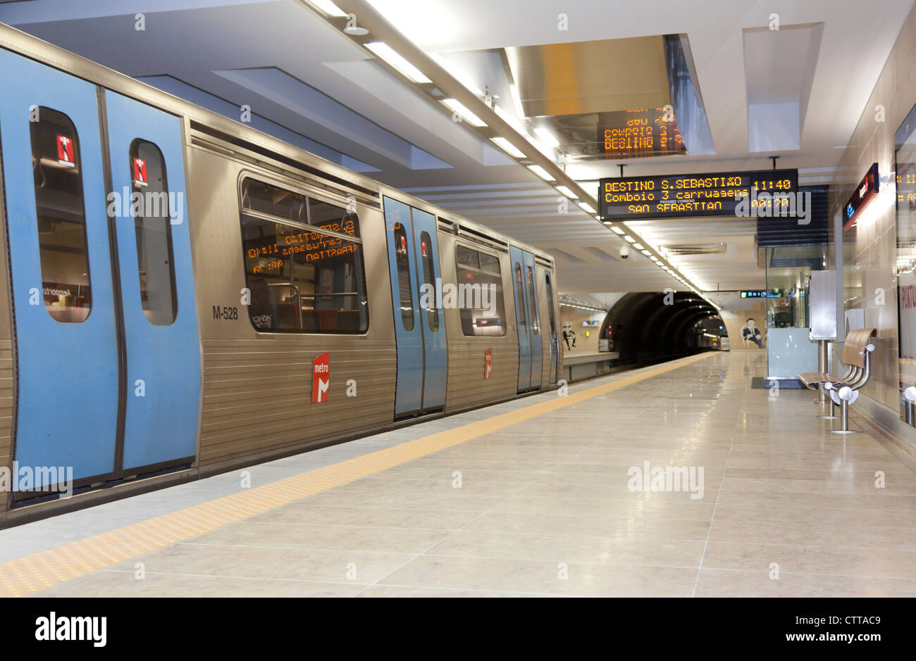 Aeroporto di Lisbona stazione della metropolitana ha aperto di recente nel luglio 2012 che collega l'aeroporto alla capitale Portoghese del mozzo principale Foto Stock