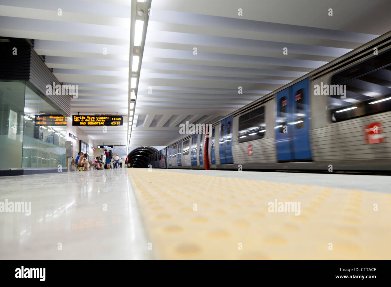 Aeroporto di Lisbona stazione della metropolitana ha aperto di recente nel luglio 2012 che collega l'aeroporto alla capitale Portoghese del mozzo principale Foto Stock