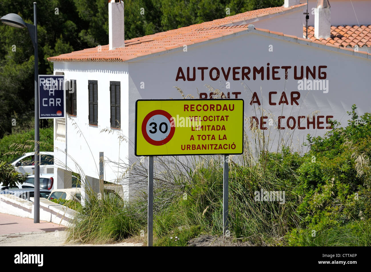 Lo spagnolo cartello stradale con 30 miglio sper ora limite di velocità in area urbana Foto Stock