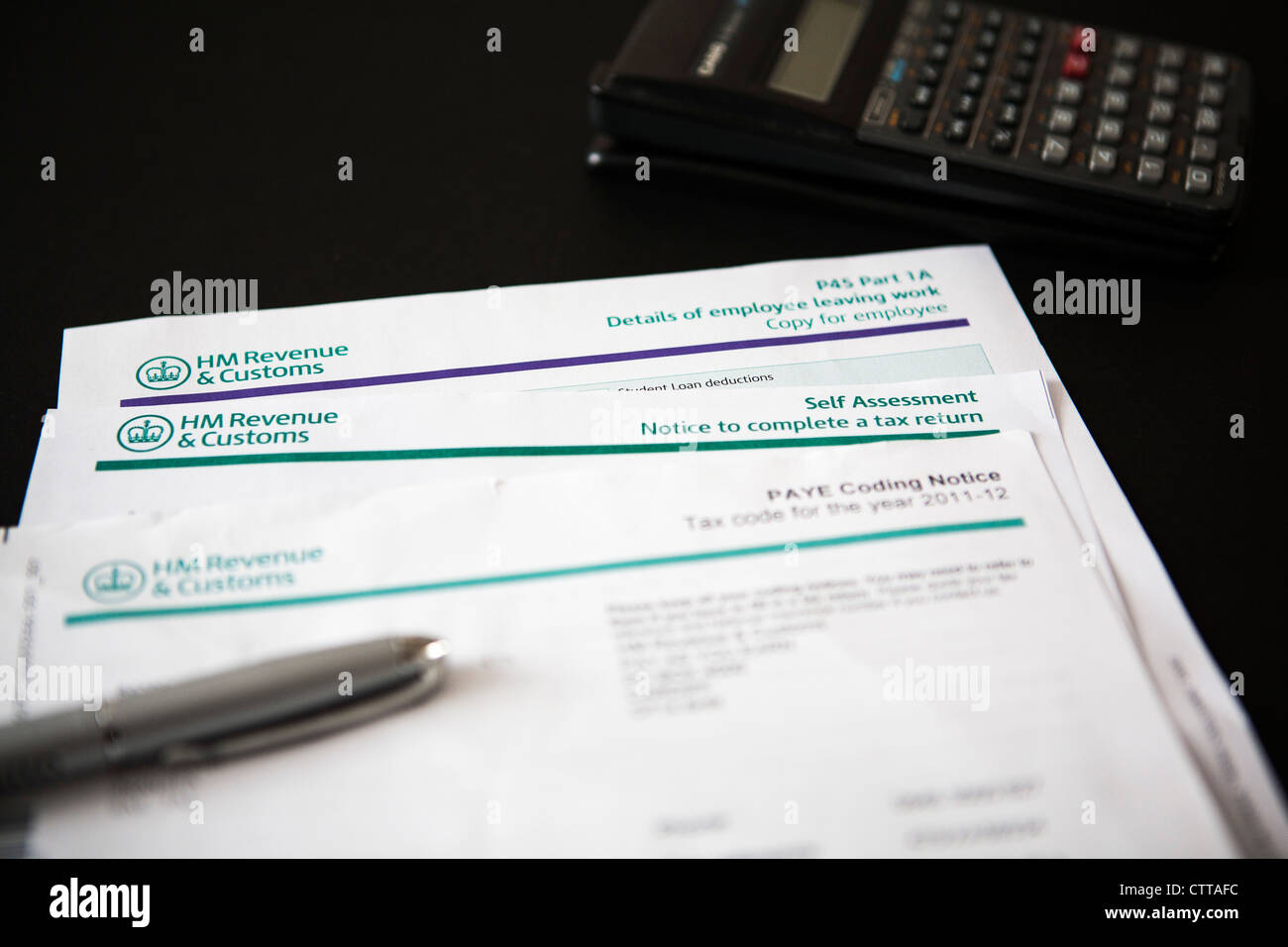 HMRC self assessment moduli fiscali con penna e calcolatrice Foto Stock
