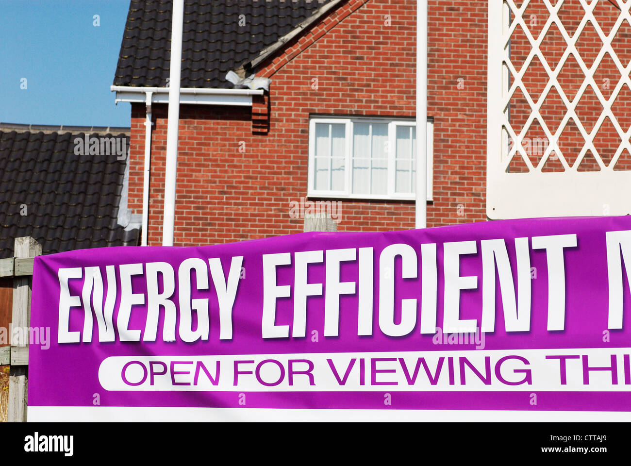 Pubblicità per efficienza energetica nuove case. Great Yarmouth, Norfolk, Regno Unito. Foto Stock