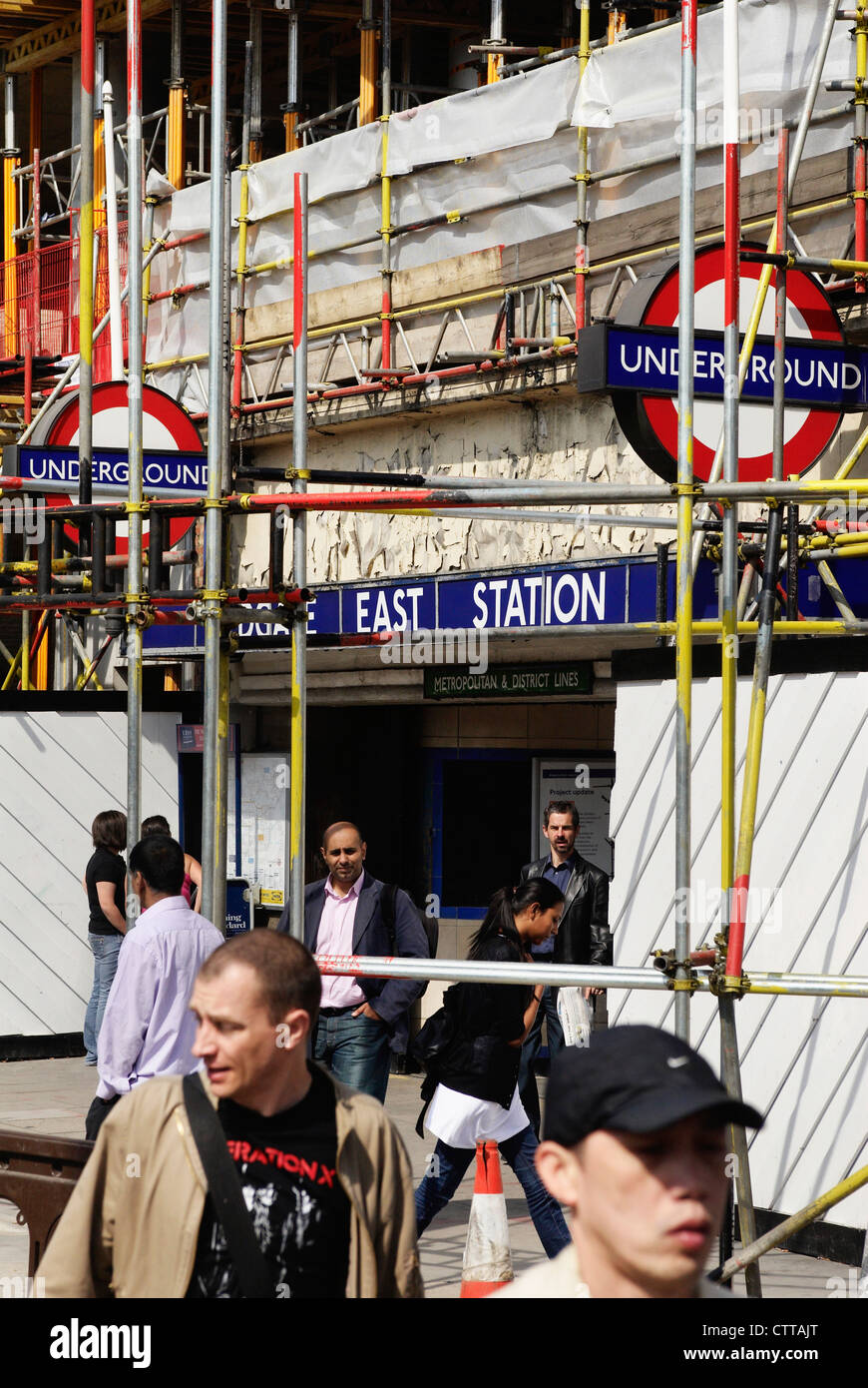 Lavori di costruzione un ponteggio che circonda il ristrutturato Aldgate East Stazione della metropolitana, la zona centrale di Londra, Regno Unito. Foto Stock