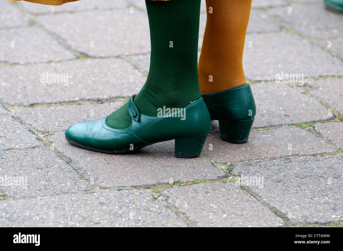 Femmina ballerino morris indossando scarpe di verde e di colori diversi calze Foto Stock