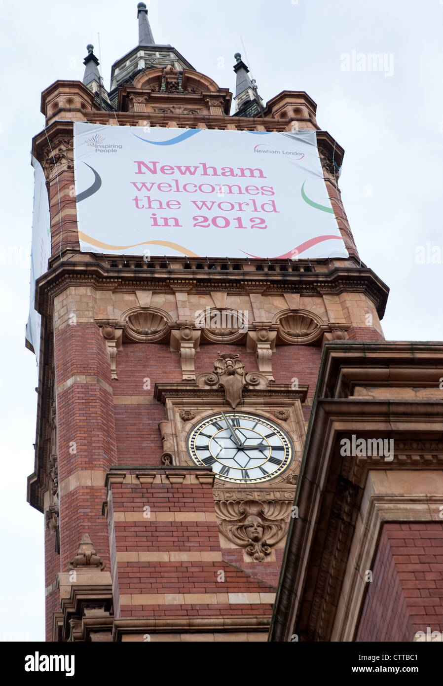 Un grande banner visualizzato a newham città, accoglie con favore il mondo a newham durante alle Olimpiadi di Londra 2012 Foto Stock