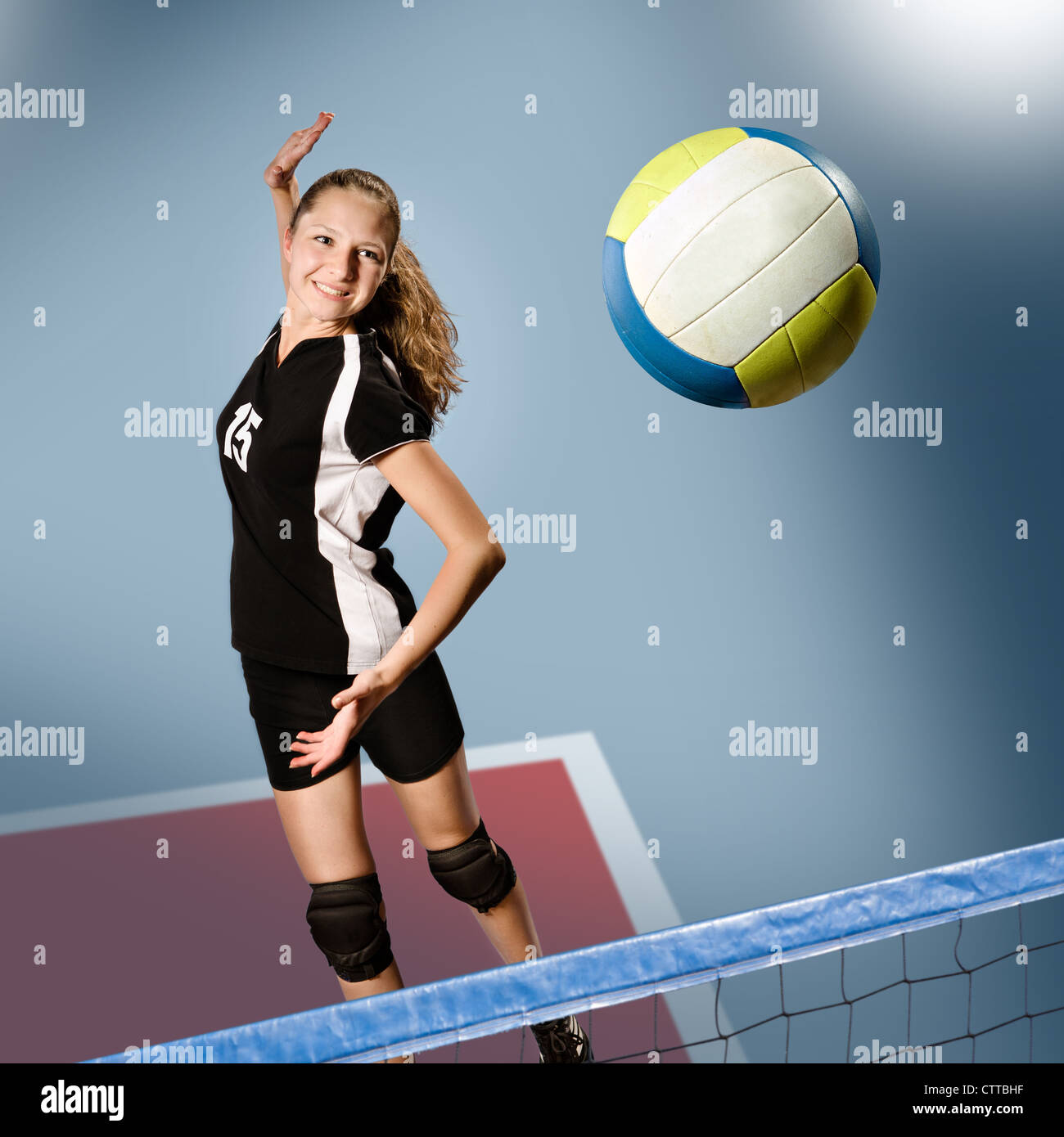 Giocatore di volleyball femminile con una sfera Foto Stock