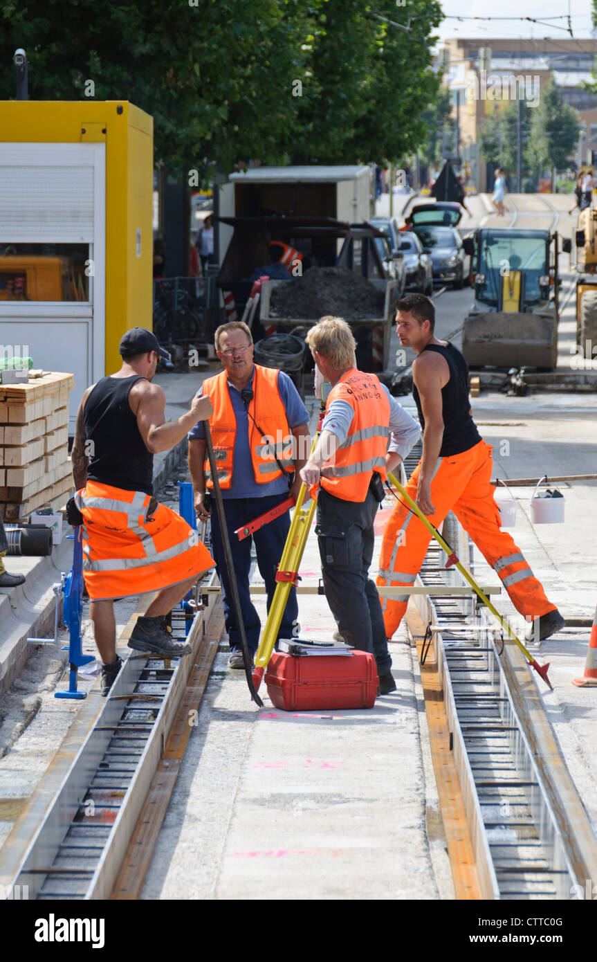 Ferrovia via sito in costruzione, operai con giubbotti di arancione in segnale a colori - Heilbronn Germania Foto Stock