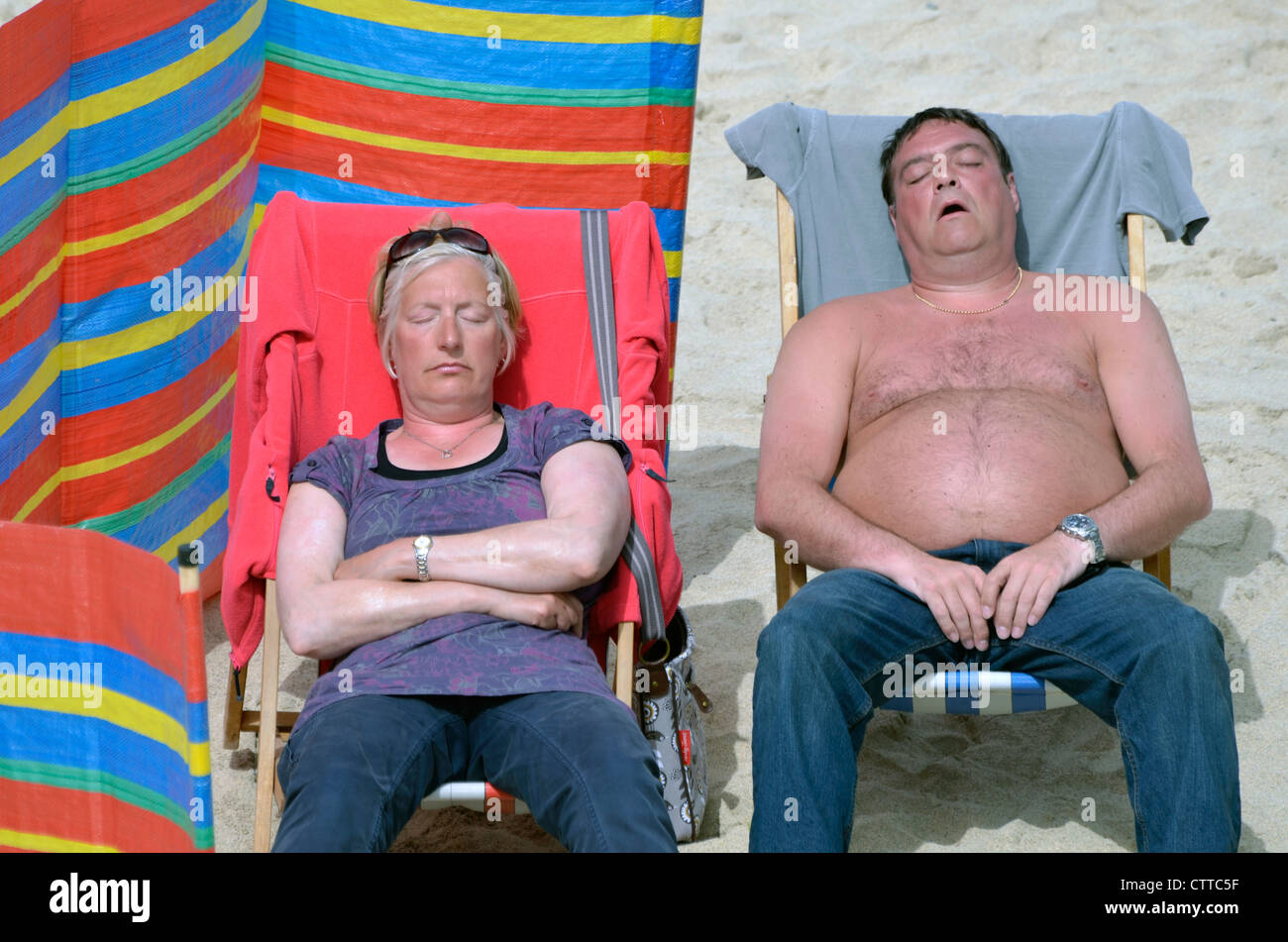 Sleeping l uomo e la donna sulla spiaggia sabbiosa di St ives Cornwall Regno Unito Foto Stock