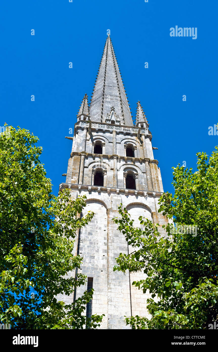 Saint Savin Abbey guglia e torre campanaria, Vienne, in Francia. Foto Stock