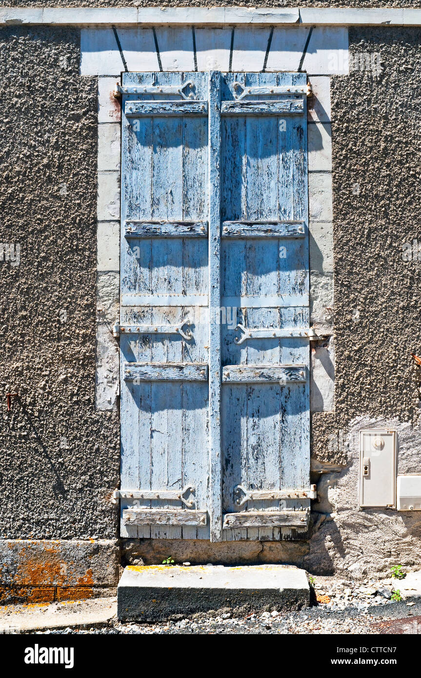 Vecchia finestra / ante - Francia Foto stock - Alamy