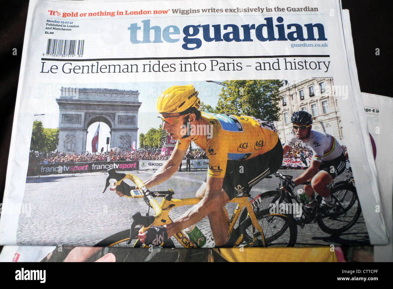 Bradley Wiggins appare sulla pagina anteriore del quotidiano Guardian per la conquista del Tour de France a Parigi Francia luglio 2012 Foto Stock
