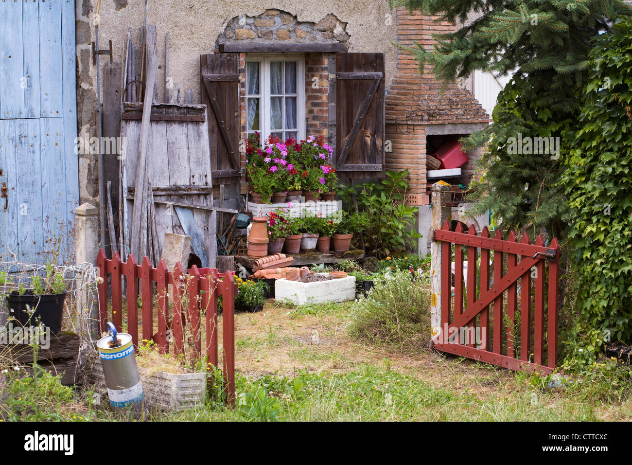 Giardino frontale di un paese francese cottage. Foto Stock