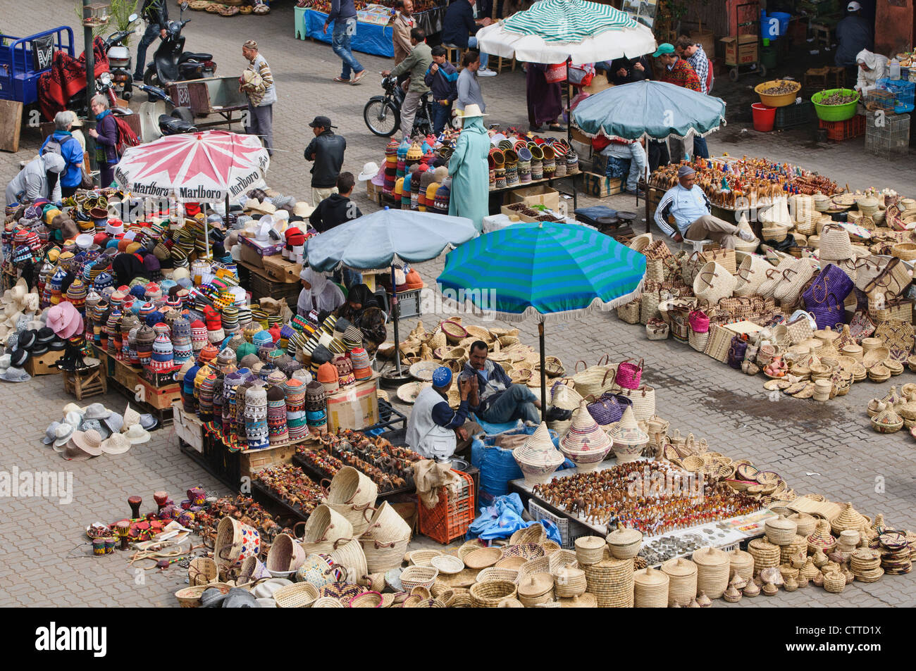 Un cestello souk mercato nell'antica medina di Marrakech, Marocco Foto Stock