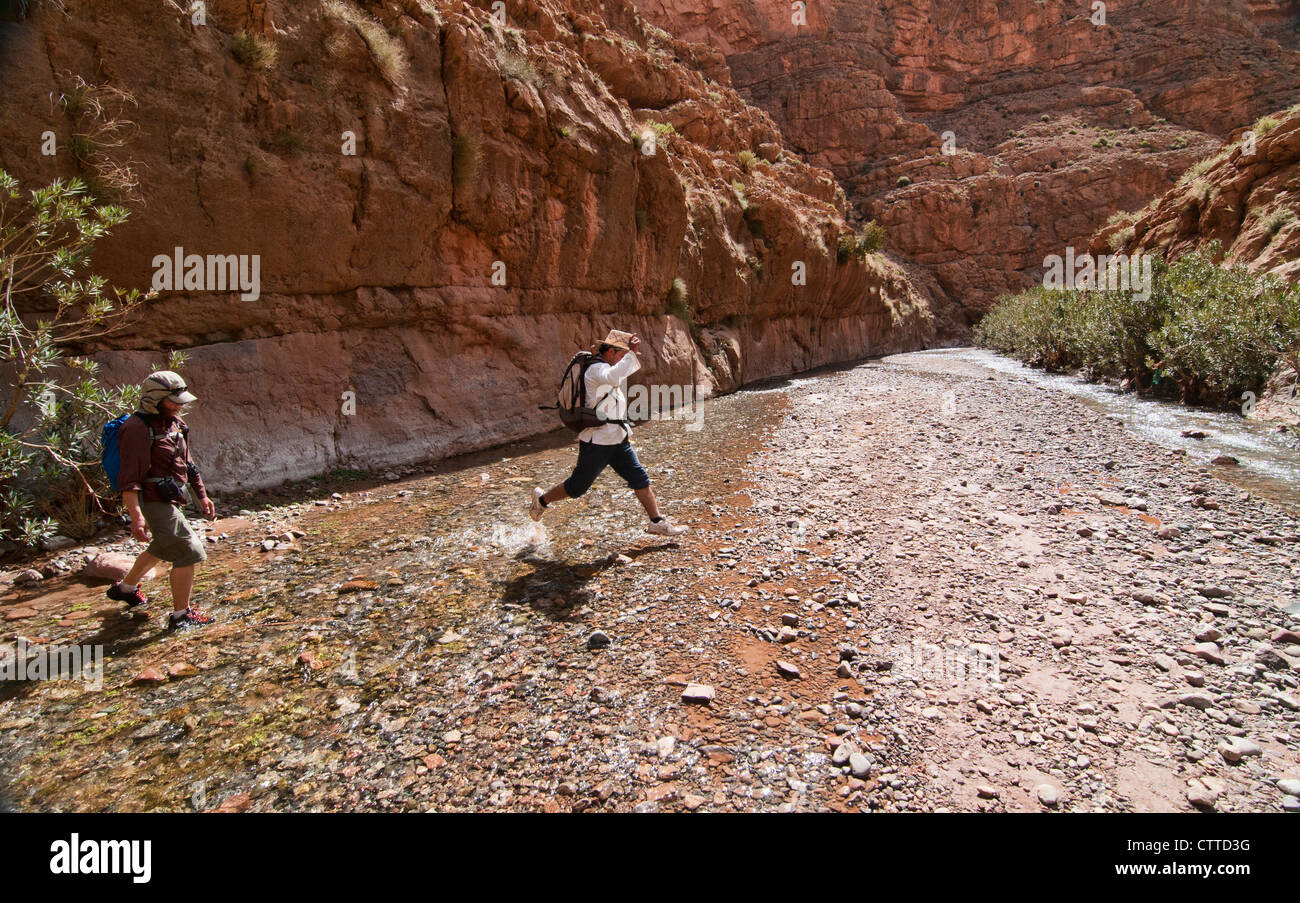 Trekking attraverso il M'Goun Gorges del sud montagne Atlas, Marocco Foto Stock