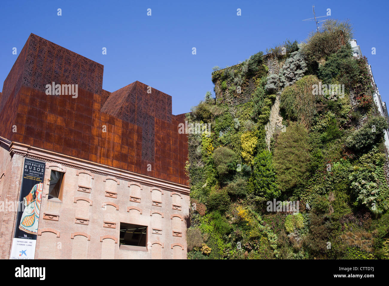 CaixaForum Madrid da Herzog & de Meuron e l'installazione di piante verdi crescente sulla parete da Patrik Blanc a Madrid, Spagna. Foto Stock