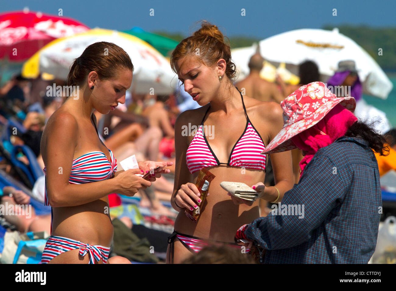 Le donne acquistare spuntini da un venditore al Chaweng Beach sull'isola di Ko Samui, Thailandia. Foto Stock