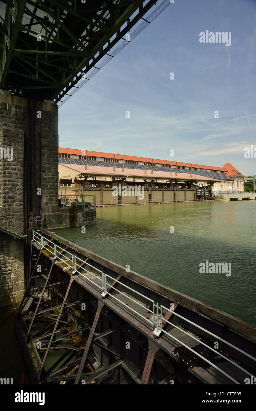 Idro Elettrica e la centrale solare Wyhlen attraverso il fiume Reno, Germania Svizzera. Foto Stock