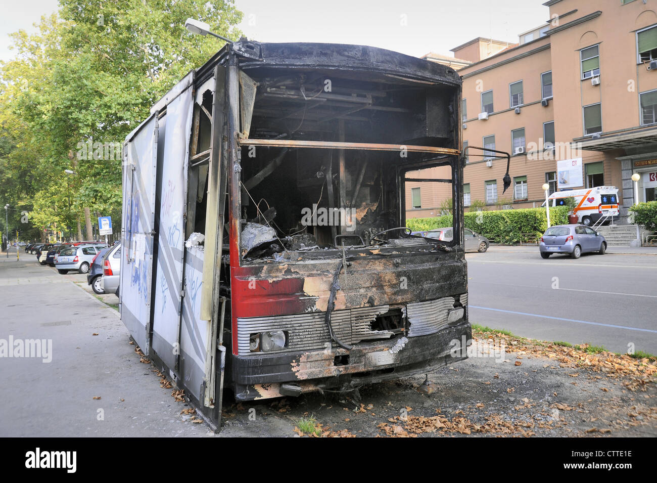 Milano, cibo carrello distrutto da un incendio doloso perché il proprietario aveva rifiutato di pagare "Protezione prezzo' per una famiglia di mafia Foto Stock