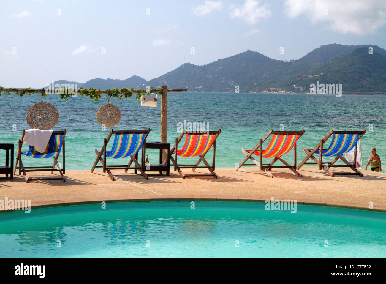 Piscina affacciata sul Golfo di Thailandia a Chaweng Beach sull'isola di Ko Samui, Thailandia. Foto Stock