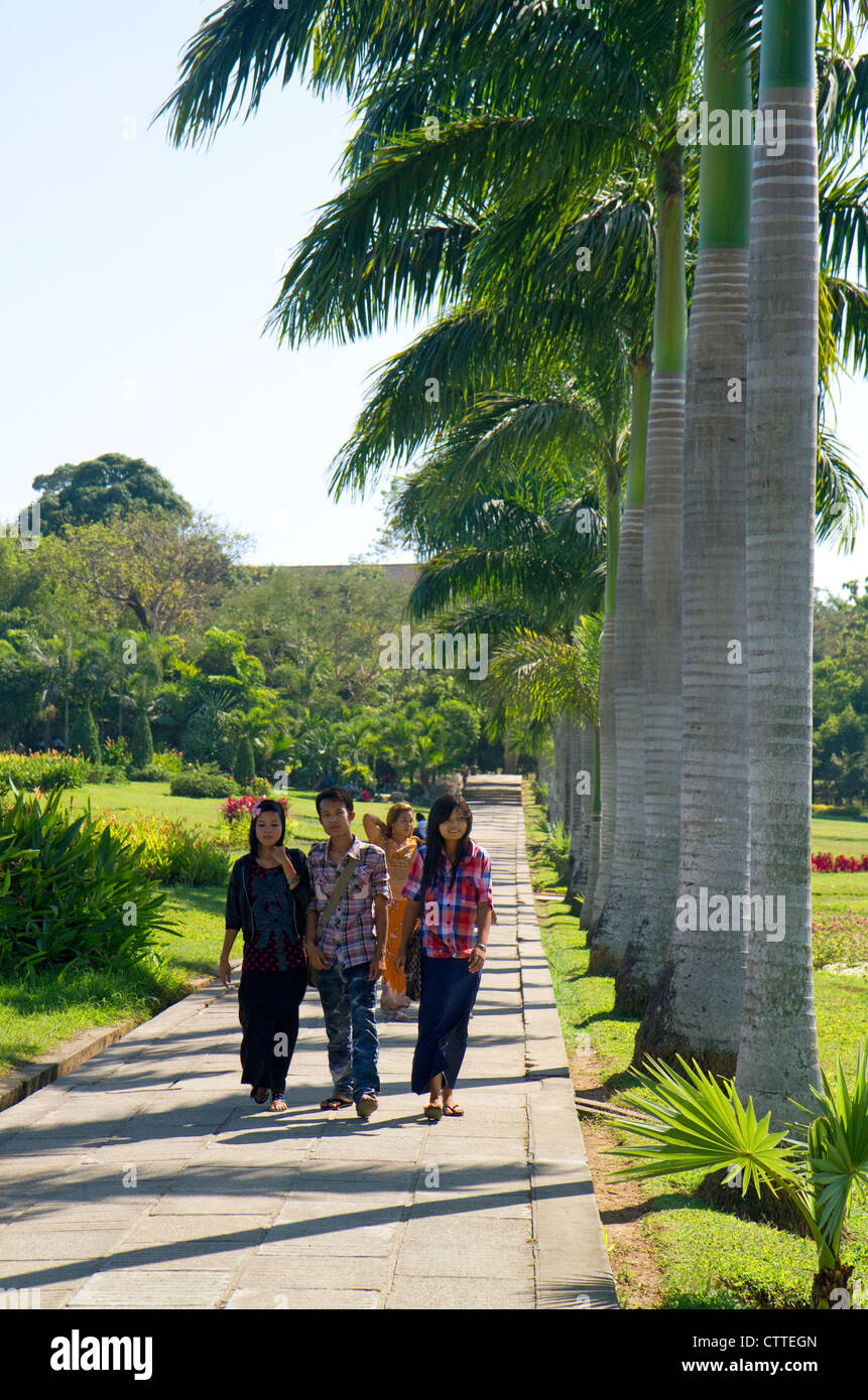 La gente a piedi lungo Inya Lake in (Rangoon) Yangon, Birmania (Myanmar). Foto Stock