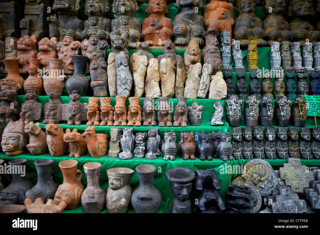 Statue cerimoniali per la vendita nel mercato delle Streghe , La Paz , Bolivia, Sud America Foto Stock
