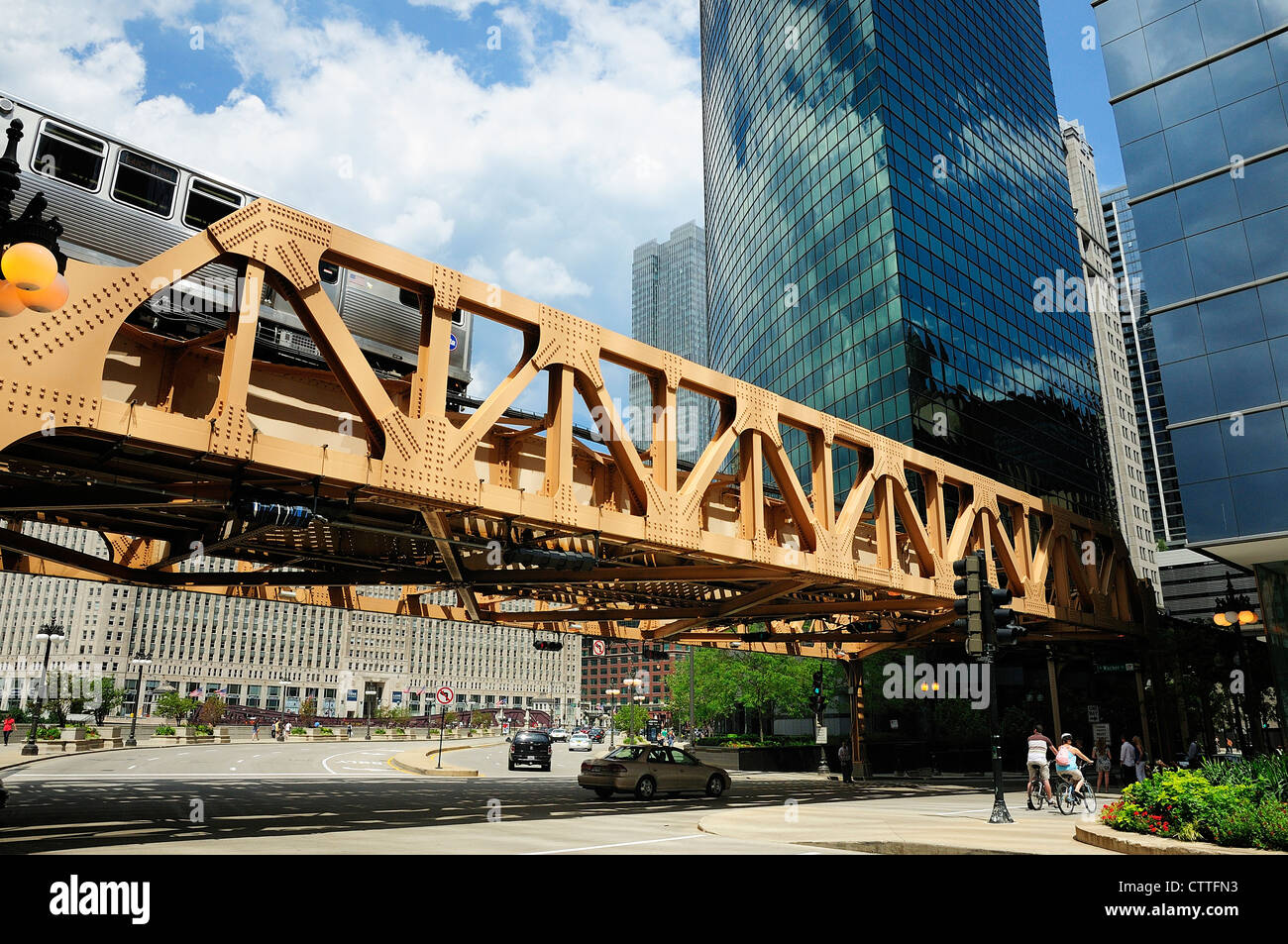 CTA o Chicago Transit Authority o 'L' ponte Wacker Drive nel centro cittadino di Chicago. Foto Stock