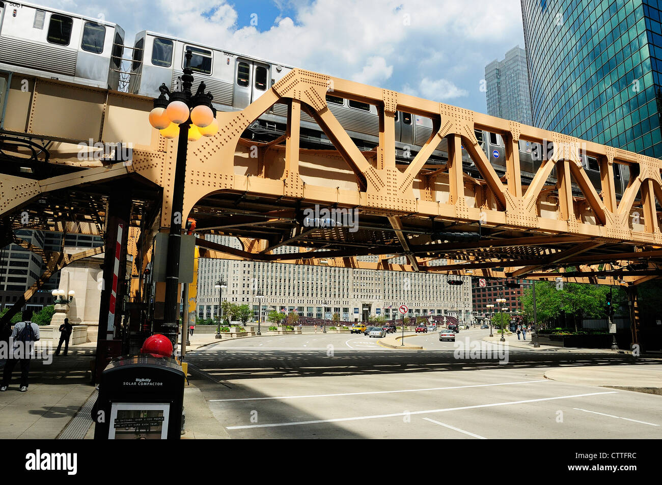 CTA o Chicago Transit Authority o 'L' ponte Wacker Drive nel centro cittadino di Chicago. Foto Stock