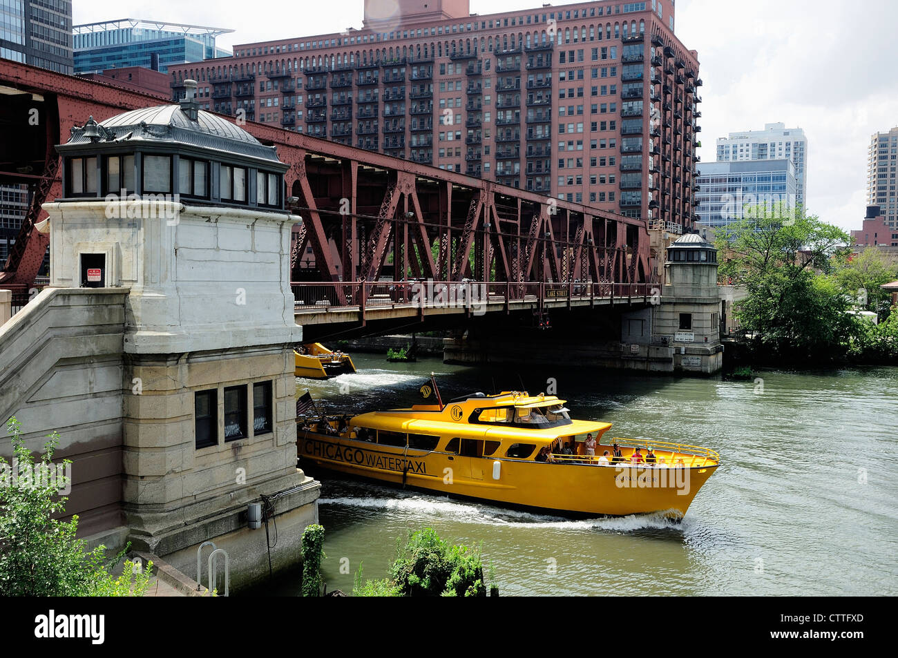 Chicago water taxi passando sotto W. Lake Street Bridge sul fiume di Chicago. Foto Stock