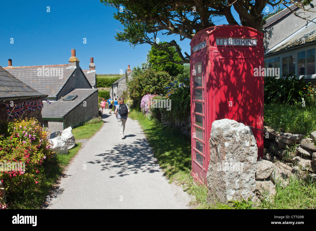 Corsia stretta attraverso il centro storico, uno dei tre villaggi su St Martins su isole Scilly Foto Stock