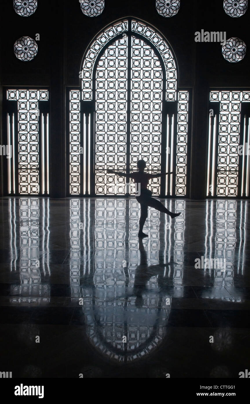 Silhouette all'interno dell'incredibile moschea Hassan II a Casablanca, Marocco Foto Stock