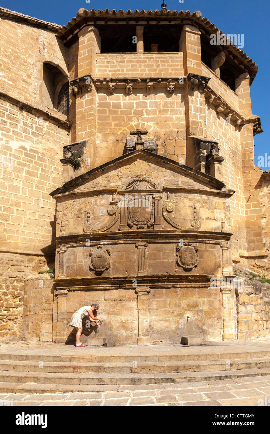 Signora bere fro fontane a la Iglesia (chiesa) de San Pablo, Ubeda Jaén, Andalusia, Spagna. L'Europa. Foto Stock
