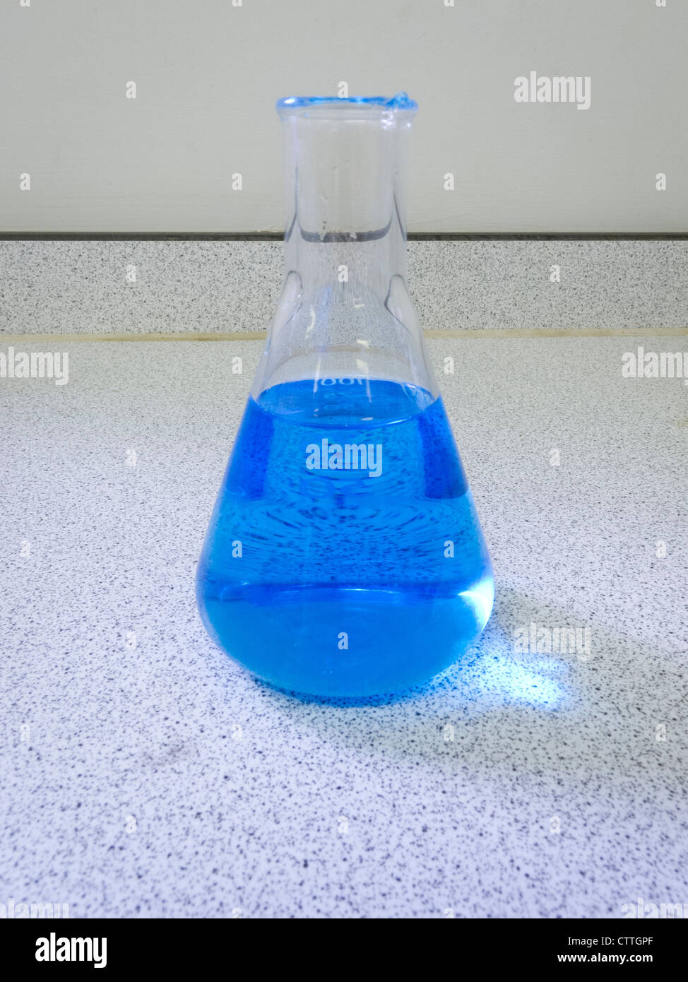 Blue Soluzione di solfato di rame in una beuta conica su un banco da  laboratorio Foto stock - Alamy