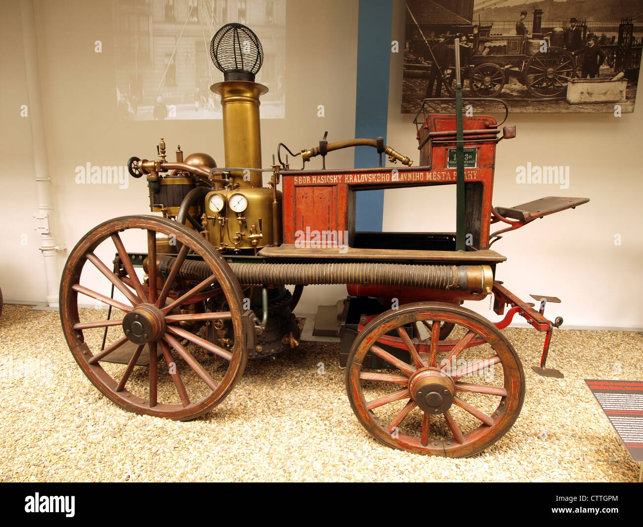 Questa macchina antincendio a vapore del 1882 trainata da cavalli di Shand, Mason & Co. Fa parte della collezione del Museo tecnico Nazionale di Praga. Si tratta di un primo esempio di tecnologia antincendio. Foto Stock