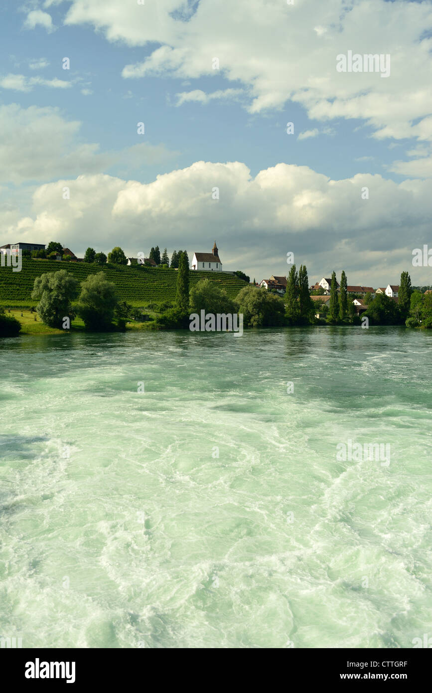 Rheinau parrocchia cattolica visto dalla diga di Rheinau idro elettrica impianto di alimentazione, il fiume Reno. La Svizzera. Foto Stock