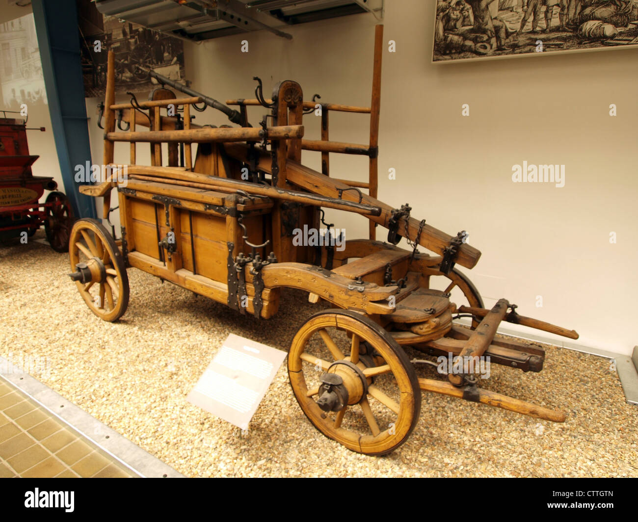 Il motore antincendio trainato da cavalli del 1795-1820 in mostra al Museo tecnico Nazionale di Praga, che mostra le prime tecnologie antincendio e il suo sviluppo durante la fine del XVIII e l'inizio del XIX secolo. Foto Stock