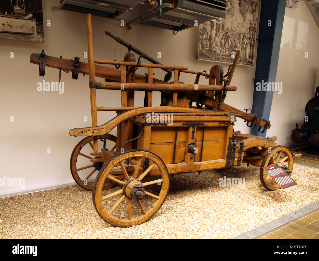 Il motore antincendio trainato da cavalli del periodo del 1795-1820 fu un importante progresso nella tecnologia antincendio. Questo primo motore antincendio utilizzava cavalli per trasportare grandi serbatoi d'acqua e attrezzature nei siti di incendio, segnando uno sviluppo chiave nelle capacità antincendio durante la fine del XVIII e l'inizio del XIX secolo. Foto Stock