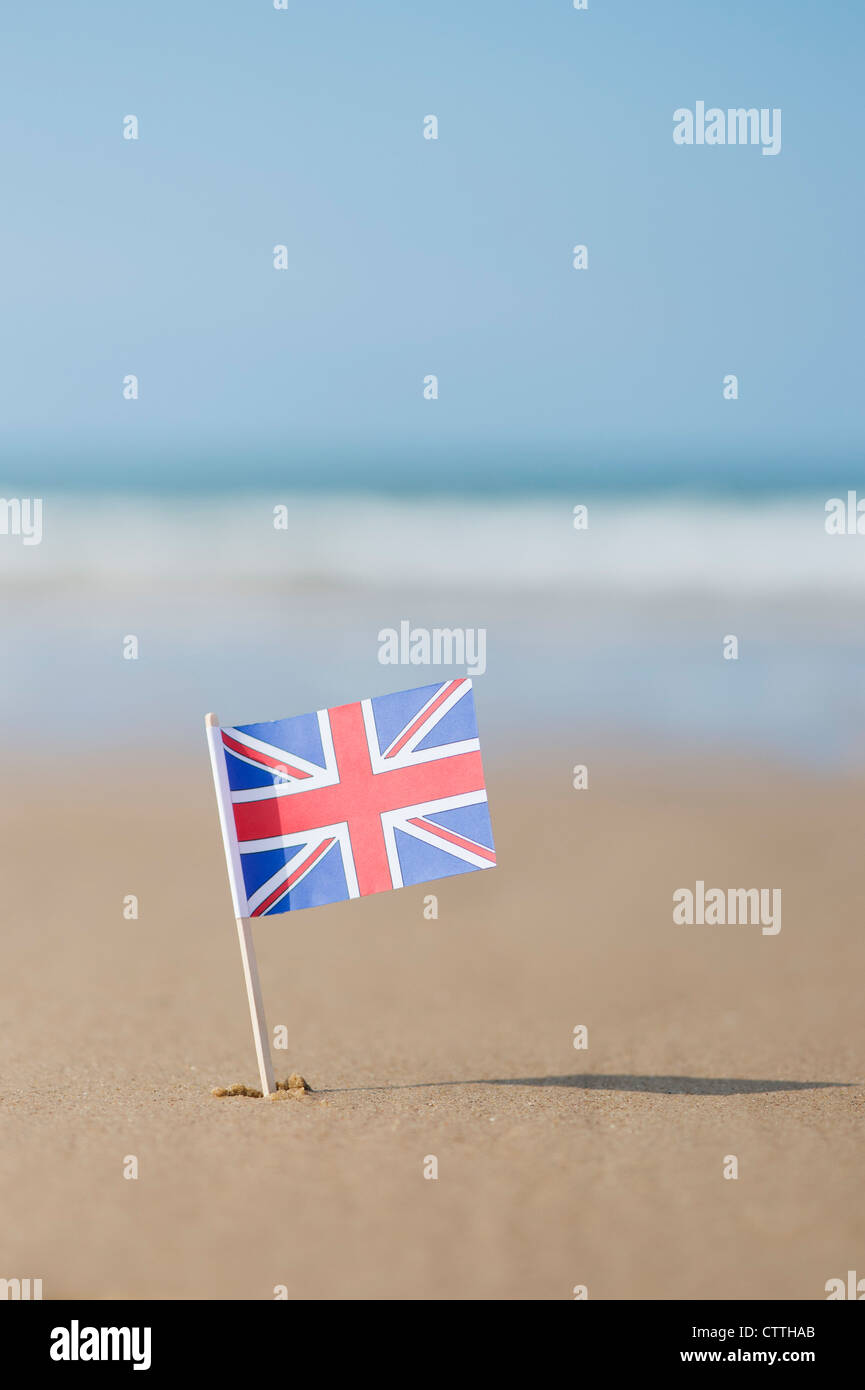 Union Jack flag su una spiaggia. Pozzetti accanto al mare. Norfolk, Inghilterra Foto Stock