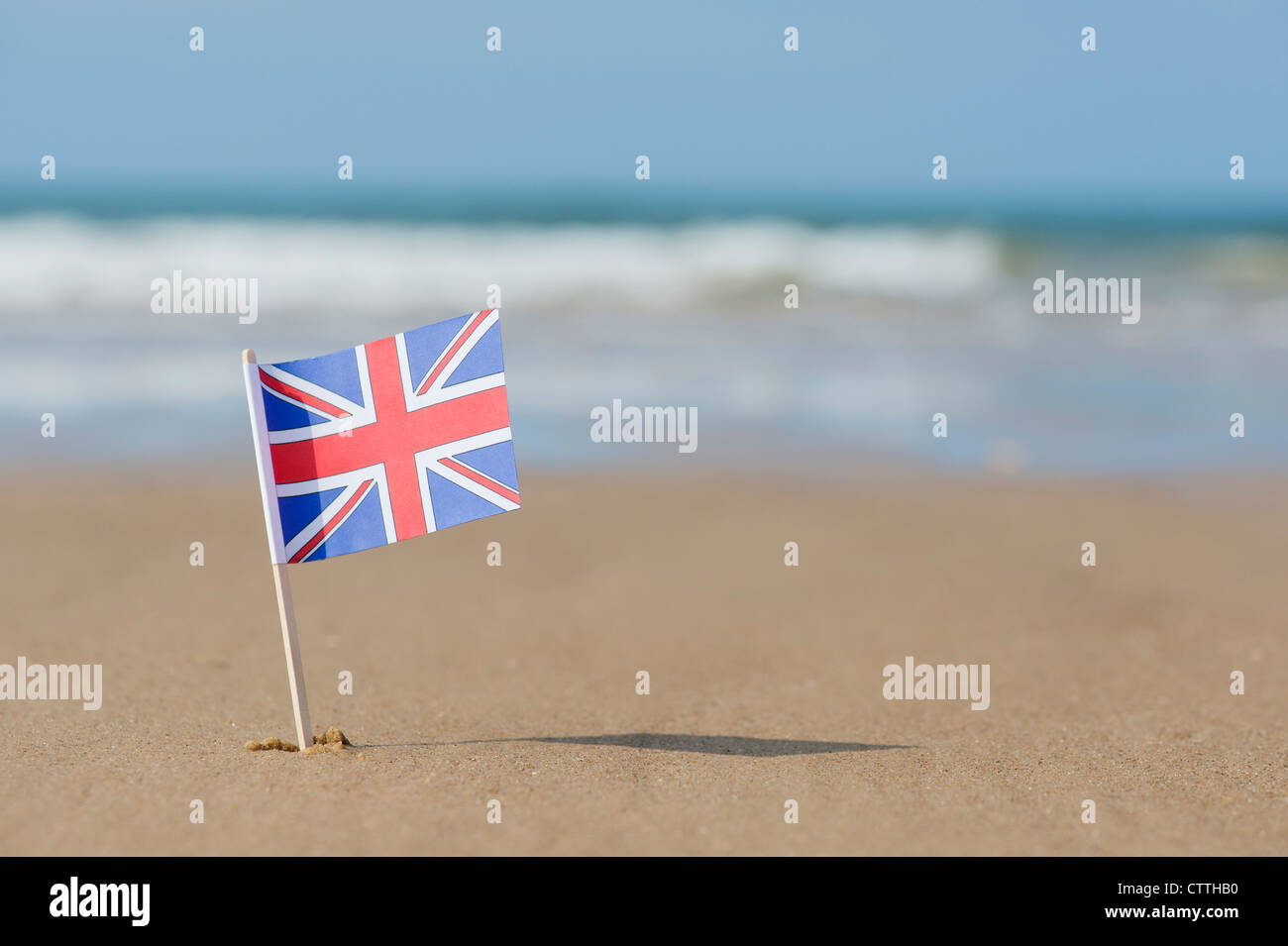 Union Jack flag su una spiaggia. Pozzetti accanto al mare. Norfolk, Inghilterra Foto Stock