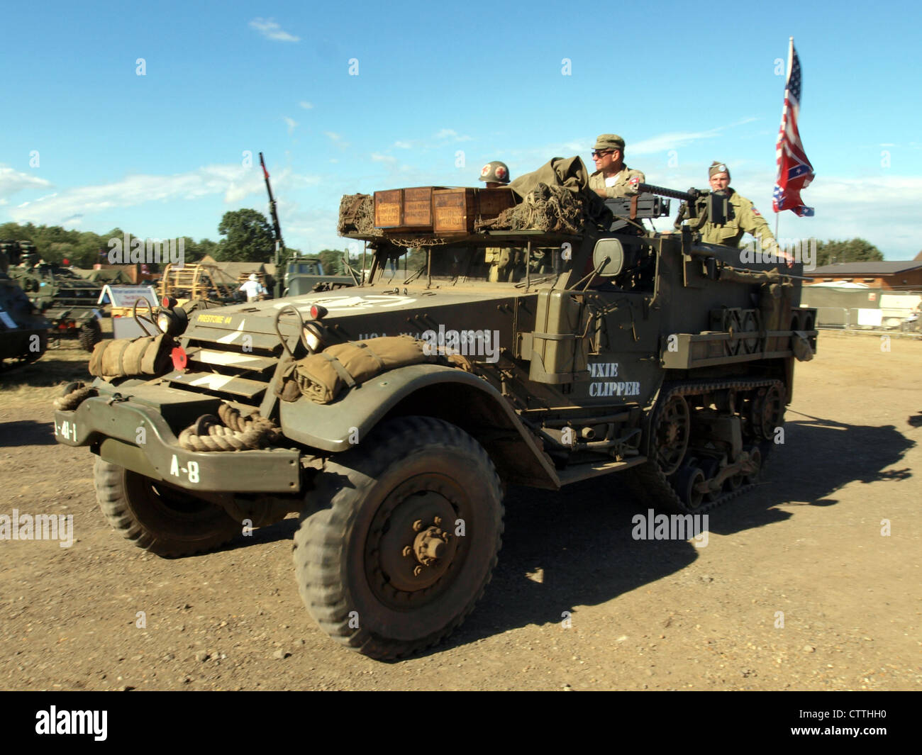 Il Dixie Clipper White Half Track, con numero di registrazione W40203865, è un veicolo militare cingolato progettato per il trasporto fuoristrada. Questo veicolo è noto per le sue robuste capacità e per l'uso in operazioni logistiche e di combattimento durante la guerra. Foto Stock